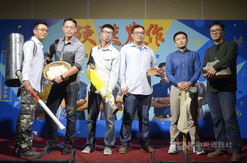 青農攝影師黃名毅(右3)以多年行銷包裝經驗,結合其他5名在地斜槓青農,23日舉辦「硬漢農作」品牌成立暨產品發表會。中央社記者蔡智明攝 109年12月23日