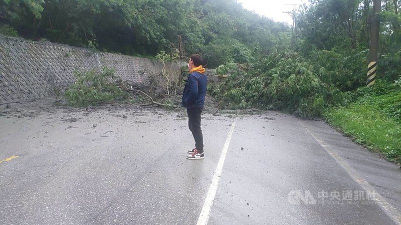 花蓮連日陰雨，海岸公路省道台11線34公里處、快到豐濱鄉磯崎前牛寮坑橋附近23日上午發生坍方，一度雙向中斷，公路總局工務段已調度機具前往清理。（民眾提供）中央社記者李先鳳傳真  109年12月23日