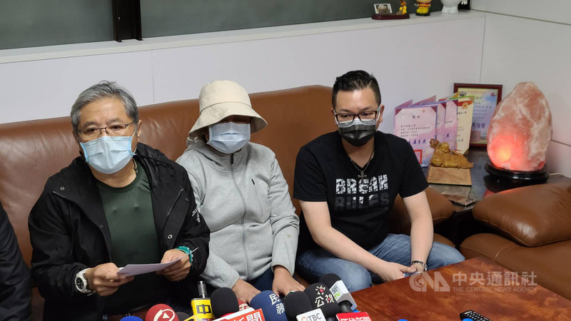 台中鉛中毒案,受害者台中市議員張彥彤(右)、前國民黨台中市黨部主委陳明振(左)等人出面呼籲,所有受害者應對盛唐中醫診所醫師呂世明,個別提出故意重傷害刑事告訴,為自身權益與用藥安全挺身而出。中央社記者蘇木春攝 109年12月23日