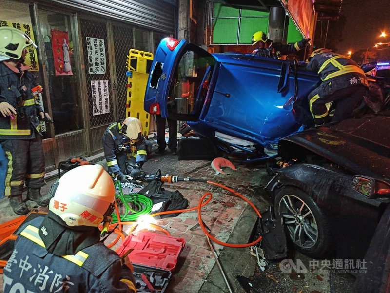 洪姓女子23日深夜駕駛小客車,行經台中市潭子區雅潭、崇德路口與顏姓男子駕駛的小客車發生碰撞,又撞到路邊的小貨車、機車,她一度受困翻覆車內,消防人員使用油壓剪破壞工具,協助女子脫困後送醫。(民眾提供)中央社記者趙麗妍傳真 109年12月24日