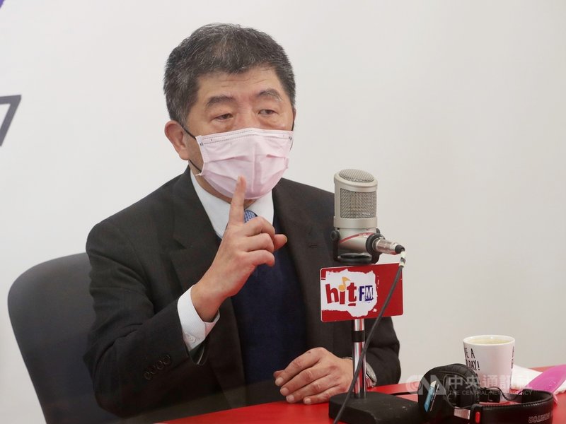 長榮機師違反防疫規定釀多人染疫,讓台灣253天零本土病例紀錄破功。中央流行疫情指揮中心指揮官陳時中(圖)24日上午接受電台專訪時坦言,第一時間他嘆了口氣,心情「有點失落」。中央社記者張皓安攝 109年12月24日