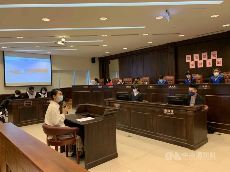 司法院邀請近70名包括編劇、導演、製作人等戲劇工作者參加國民法官模擬法庭,扮演國民法官、職業法官、辯護人等,初嚐法庭攻防的刺激滋味。(司法院提供)中央社記者林長順傳真 109年12月24日
