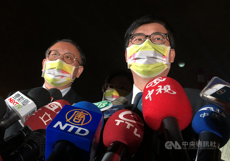 高雄2021跨百光年活動自24日晚間正式展開,高雄市長陳其邁(右)晚間觀賞演出後表示,身為高雄人很幸福,並宣布晚間10時將加碼一場無人機展演。中央社記者侯文婷攝 109年12月24日