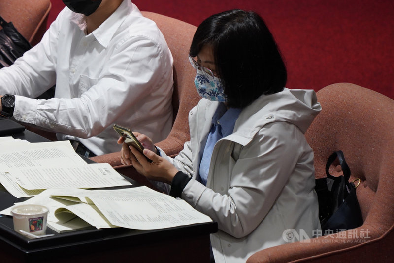 立法院會24日處理在野黨立委、黨團提案增訂學校衛生法第23條部分條文修正草案,增訂校園供膳禁止含有乙型受體素或優先採用國產豬牛。民進黨立委林淑芬(前)在第23條的4次表決都棄權,並未投票。中央社記者徐肇昌攝 109年12月24日