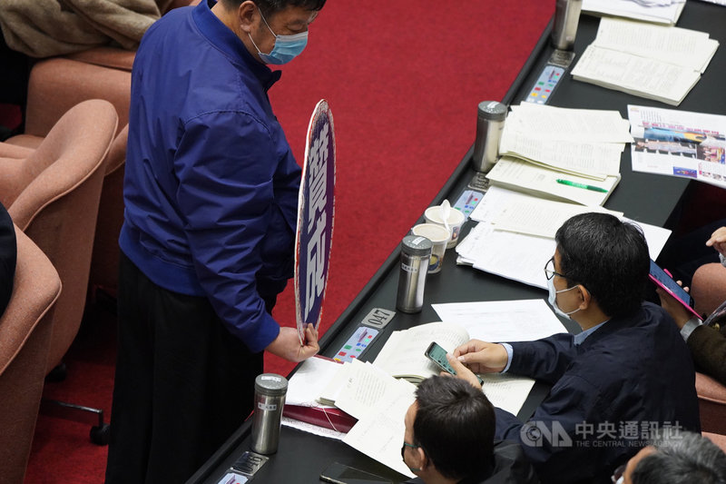 立法院會24日處理在野黨立委、黨團提案增訂學校衛生法第23條部分條文修正草案,增訂校園供膳禁止含有乙型受體素或優先採用國產豬牛。民進黨立委劉建國(右)在其他黨團版本棄權,但贊成民進黨團不予修正提案。中央社記者徐肇昌攝 109年12月24日
