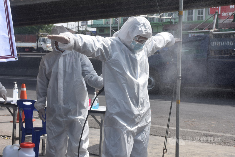 泰國龍仔厝府一個海鮮市場爆發大規模群聚感染,當局封鎖市場。圖為工作人員進行消毒作業。中央社記者呂欣憓龍仔厝府攝 109年12月24日