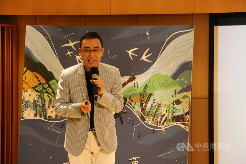 斜槓醫師歌手李兆麟（圖）推出第5張台語專輯「一暝一眠一夢」，用歌聲療癒民眾身心也推廣台語文之美。（李兆麟提供）中央社記者葉冠吟傳真  109年12月24日