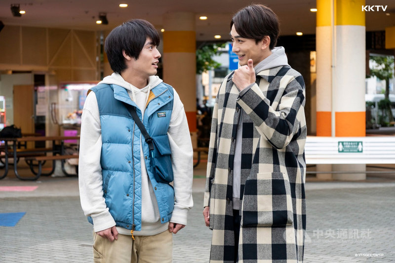 赤楚衛二(左)與町田啟太(右)因主演BL劇「如果30歲還是處男,似乎就能成為魔法師」,人氣爆棚。(KKTV提供)