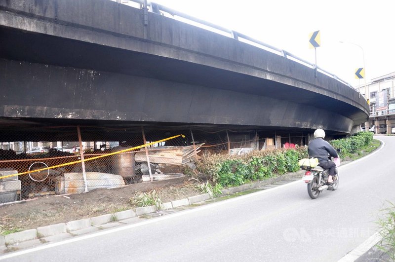 宜蘭縣羅東鎮光榮路陸橋下一處資源回收場24日發生火警,雖無人受傷,但橋梁下方用來保護鋼筋的水泥混凝土因高溫剝落,不少鋼筋裸露,部分橋體也被燻黑,已緊急找來結構技師勘查,為求安全,暫時封閉橋梁。中央社記者沈如峰宜蘭縣攝 109年12月24日