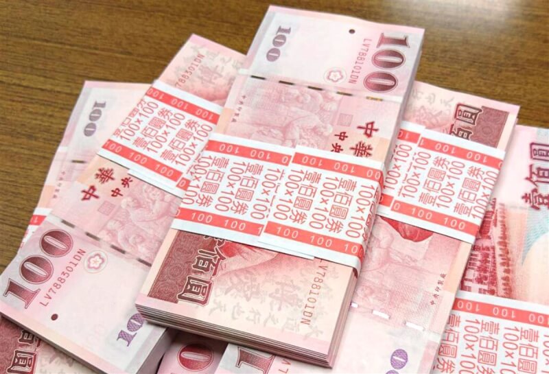 財政部次長李慶華12日表示，預估全國超收4000億元，會整個交給國庫統籌運用。（中央社檔案照片）