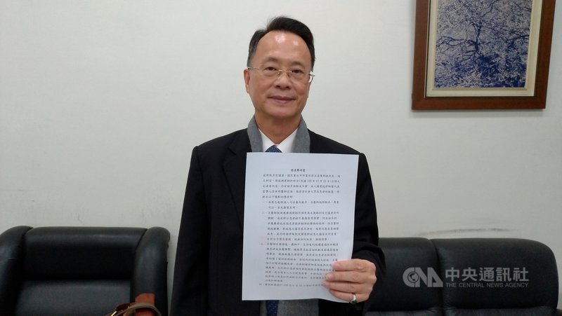 台中鉛中毒案,盛唐中醫診所醫師呂世明等3人日前遭台中地檢署依違反藥事法等罪嫌起訴,呂世明24日透過律師羅閎逸(圖)發布聲明,強調只要是患者所花費的醫療費用及合理要求,絕對負責到底,不逃避責任。中央社記者蘇木春攝 109年12月24日