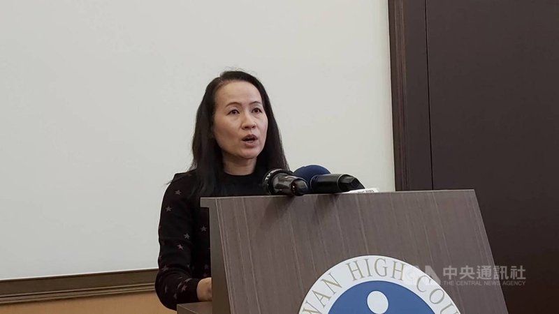 本名黃照岡的黃琪涉假冒名人詐騙車商招待試車等案,二審24日採信他的犯罪動機是出於討男友歡心,改輕判6月,得易科罰金;另鼓勵他,勇敢面對荒唐過去、重拾踏實生活。圖為二審刑庭發言人連育群(圖)說明合議庭改判理由。中央社記者劉世怡攝 109年12月24日