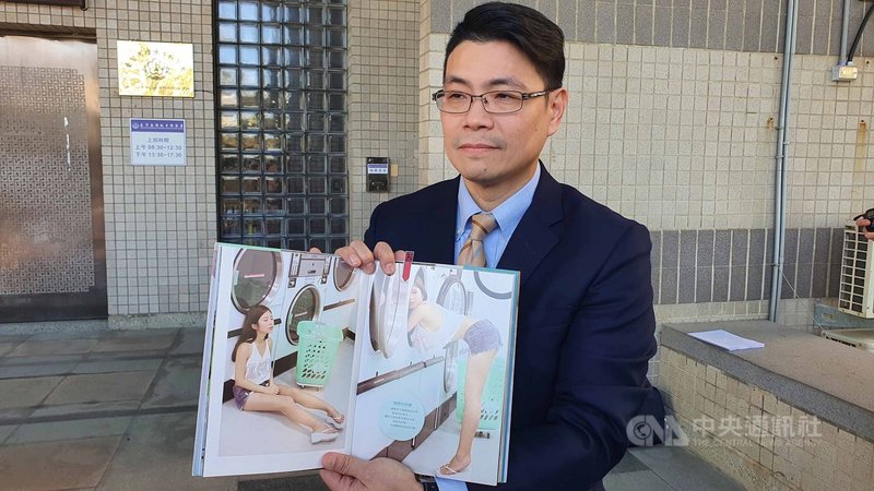藝人雞排妹坦承8年前曾抽脂,但「做壞了」要補救,並向手術的高雄元和雅診所提告撤廣告照,求償新台幣150萬。高雄元和雅診所委任律師葛光輝(圖)24日秀出雞排妹寫真集中特別標註「感謝元和雅」,並向她提出民事求償300萬元。中央社記者洪學廣攝 109年12月24日
