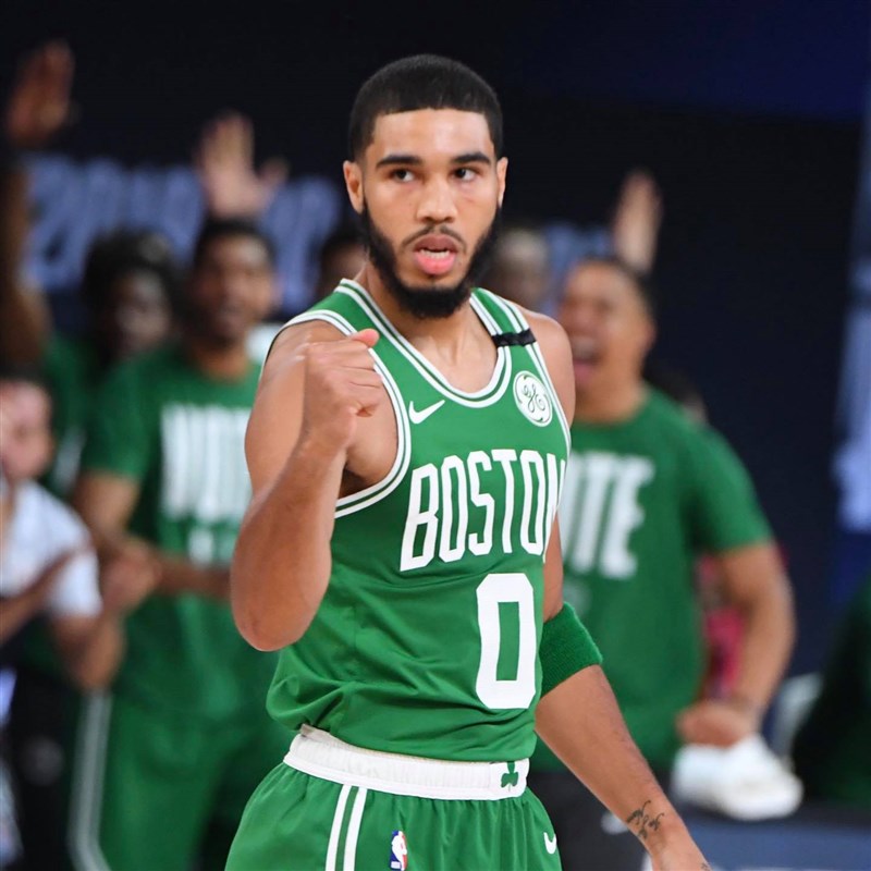美國職籃NBA新賽季24日全面開打,塞爾蒂克靠著明星前鋒塔特姆的高難度擦板3分逆轉擊敗公鹿。(圖取自facebook.com/bostonceltics)