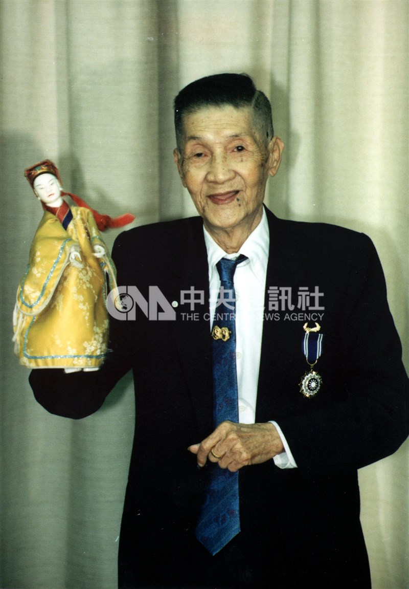 布袋戲大師李天祿1998年過世,87年的戲台人生,不僅為台灣布袋戲奠下基礎,也獲得民族藝術薪傳獎、國際傳播獎章、法國文化部文化騎士獎章等,推崇他一生對布袋戲的貢獻。(中央社檔案照片)