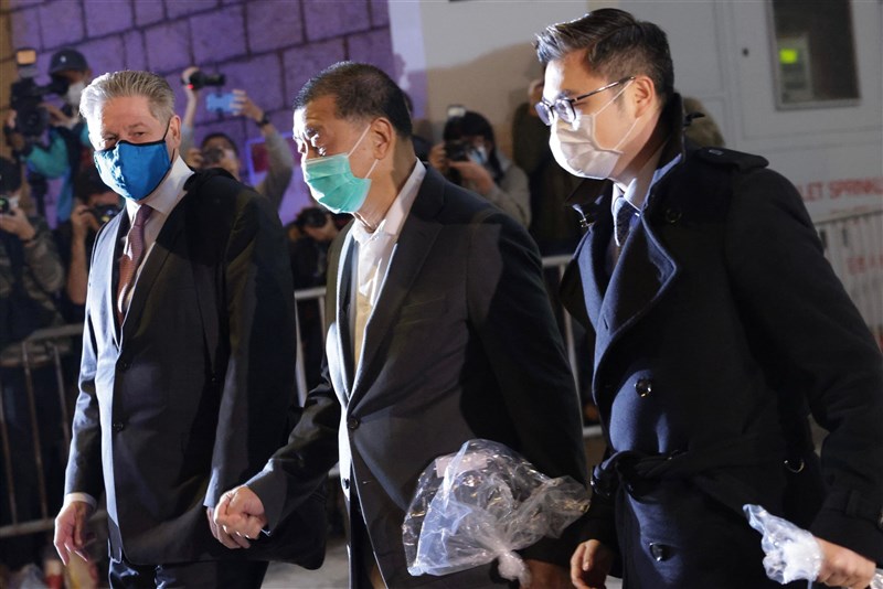 壹傳媒集團創辦人黎智英(前中)23日下午獲香港高等法院批准保釋,辦妥手續後,黎智英深夜10時53分步出法院,隨即搭車返回住所。(共同社)