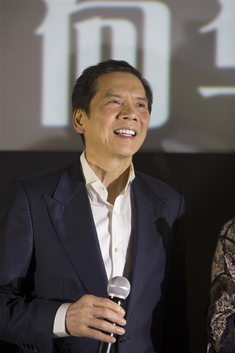 陸委會發言人邱垂正24日證實,香港影視大亨向華強(圖)已提出依親居留申請,目前正由主管機關作業中,但會依法規予以審核。(中新社)