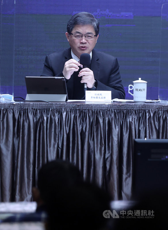 民國110年元旦起台灣將開放含萊克多巴胺美豬進口,行政院秘書長李孟諺24日在行政院會後記者會表示,未來每個上班日都會在衛福部、農委會網頁公布資訊看板,說明當天國產豬產量、各國進口豬數量及查驗結果。中央社記者鄭傑文攝 109年12月24日