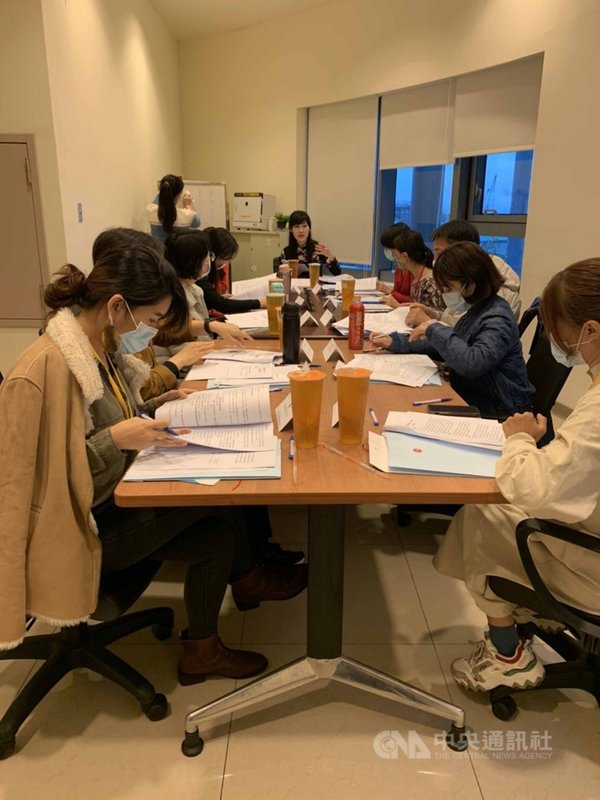 司法院邀請近70名包括編劇、導演、製作人等戲劇工作者參加國民法官模擬法庭,由法官分別帶領參與者同步組成3個影子團討論案情,作出判斷。(司法院提供)中央社記者林長順傳真 109年12月24日