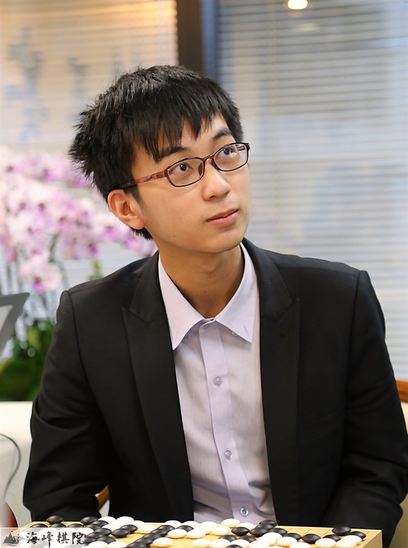 年僅19歲的年輕職業棋士許皓鋐(圖)24日在第13屆棋王賽擊敗衛冕者王元均,生涯首度取得「棋王」頭銜。(圖取自facebook.com/haifongigo)