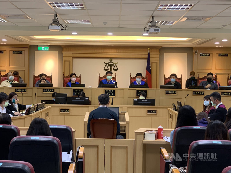 新北地方法院辦理國民法官模擬法庭,針對酒醉吸膠男子疑因不堪壓力弒母案件進行審判,最終評議結果認定構成殺害直系血親尊親屬罪,判處被告有期徒刑18年。中央社記者沈佩瑤攝 109年12月25日