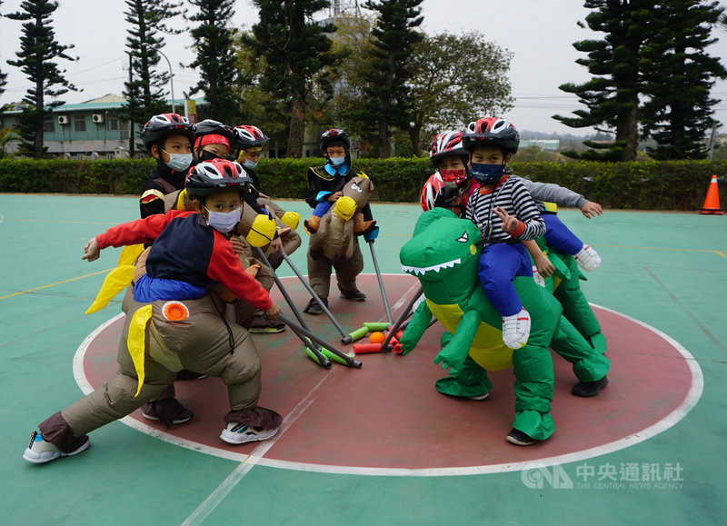 金門縣開瑄國小學生25日穿上充氣服裝，模擬感受漢唐時代古人在馬上打球的感覺，讓學童透過親身體驗，了解古人都在做什麼運動。中央社記者黃慧敏攝　109年12月25日