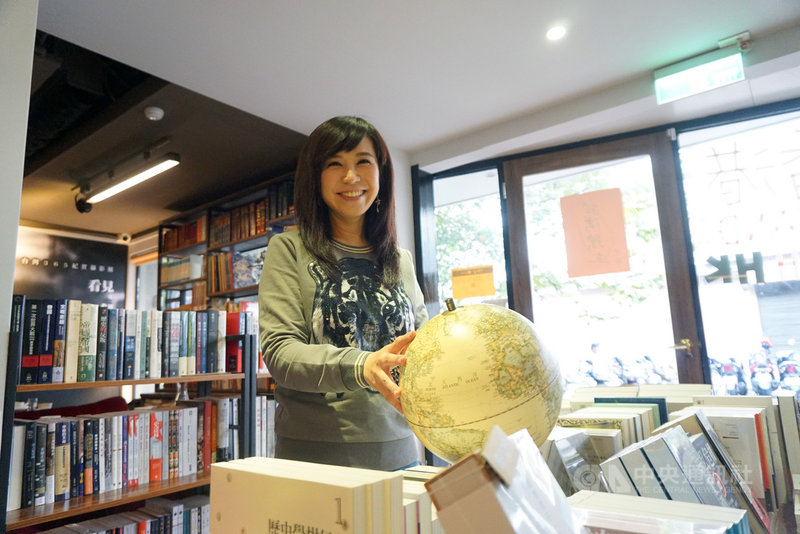 媒體人白心儀表示,製作節目「地球的孤兒」之後,真的感覺到人類渺小,也才發現生態教育重要性,因此不管未來如何,她會持續走下去,到更多地方帶回更多的動物生態影像,「就做到不能再做為止吧。」中央社記者陳秉弘攝 109年12月25日