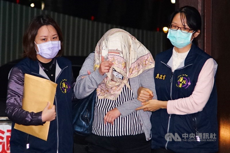 台北地檢署偵辦勞動部前組長游迺文涉貪操縱股價案,24日指揮廉政署兵分5路搜索,並約談群益投信研究員湯明真(中)等人,25日凌晨送北檢複訊。中央社記者王騰毅攝 109年12月25日