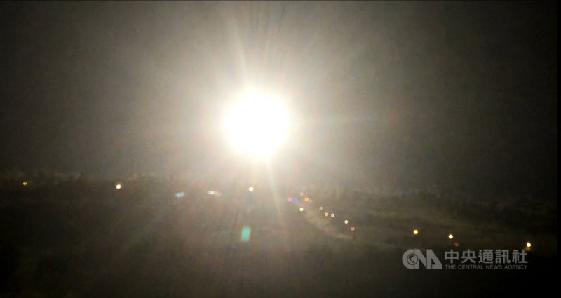 中科院年底前密集火砲射擊,25日晚間疑從屏東九鵬基地和台東成功鎮海邊發射飛彈,危險範圍從九鵬向外海延伸,往北到花蓮外海、往東到蘭嶼外海,均超過160公里,彈道無限高。中央社記者盧太城台東攝 109年12月25日