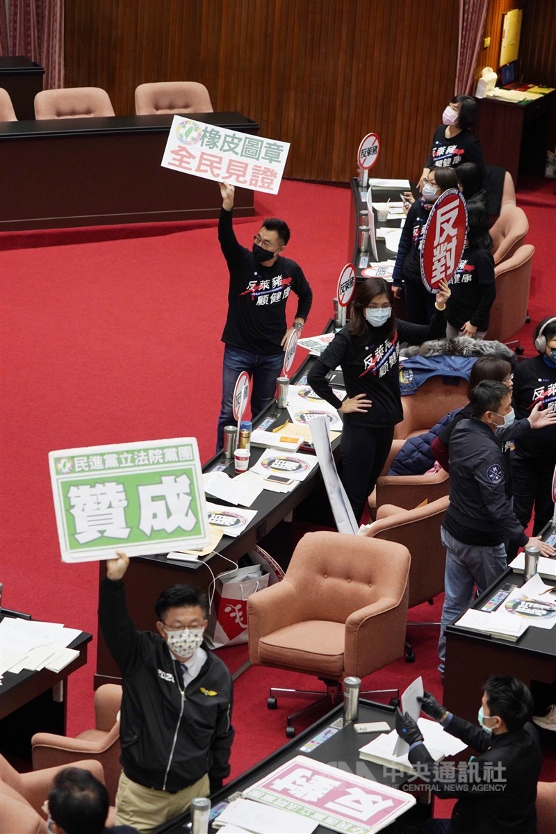 立法院24日處理攸關萊豬進口行政命令及相關修正草案,朝野立委在議場內上演表決大戰。中央社記者徐肇昌攝 109年12月24日