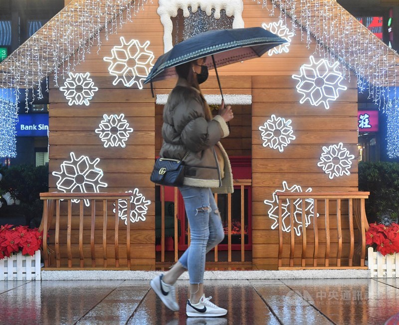 氣象局表示,30日鋒面通過寒流南下,屆時氣溫會像溜滑梯一樣明顯下降,預估北部僅剩攝氏8度到11度,北台灣1000公尺以上高山都有降雪機率。(中央社檔案照片)