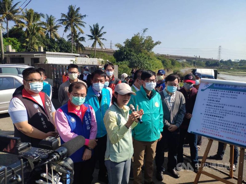 國家發展委員會通過高雄捷運岡山路竹延伸線第二階段計畫,但因高雄市需自籌新台幣100億元,恐造成財政負擔。高雄市長陳其邁(前右3)26日視察大寮區治水工程前表示,將透過聯合開發挹注捷運興建。(高市水利局提供)中央社記者侯文婷傳真 109年12月26日