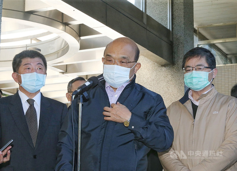 行政院長蘇貞昌(中)26日上午由衛福部長陳時中(左)陪同視察烏來檢疫所,慰問防疫人員的辛勞,呼籲國人回顧一年來面對疫情的肆虐,要對防疫醫療等人員心存感激與惜福。中央社記者郭日曉攝 109年12月26日