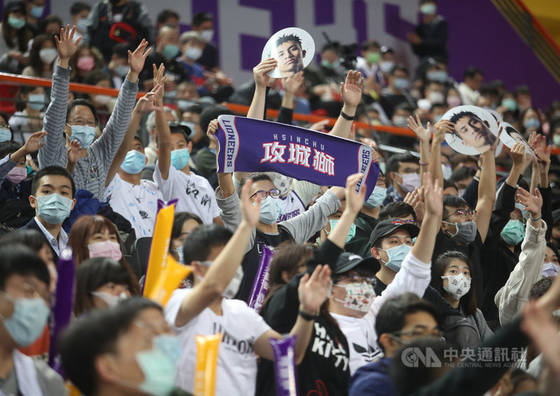 P. LEAGUE+ 聯盟(PLG)新竹街口攻城獅隊26日在新竹主場迎戰來訪的桃園領航猿隊,場邊獅迷高舉加油棒、毛巾等,賣力為選手加油打氣。中央社記者張新偉攝 109年12月26日
