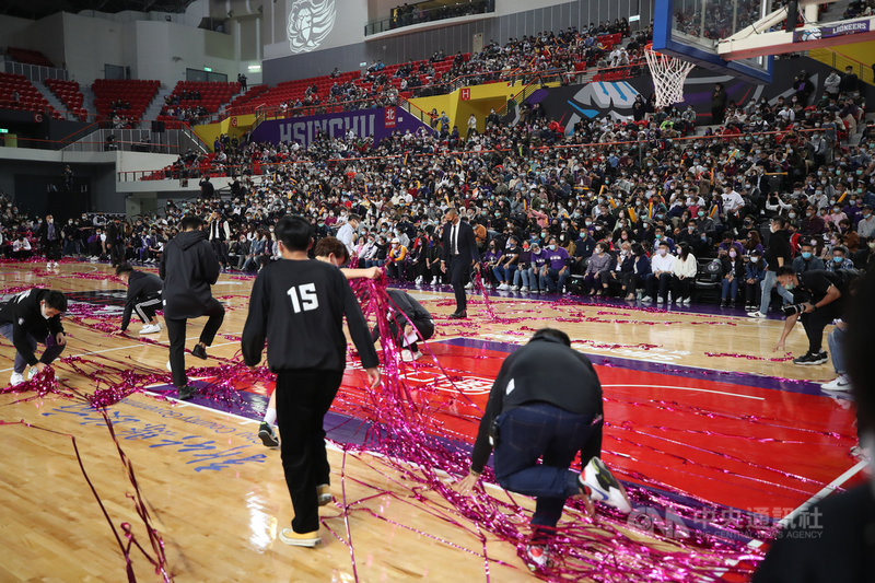 P. LEAGUE+ 聯盟新竹街口攻城獅隊26日晚間在主場新竹縣立體育館迎戰桃園領航猿隊,第4節賽事仍在進行時,現場卻突然噴出彩帶,比賽被迫暫停,工作人員緊急進場收拾。中央社記者張新偉攝 109年12月26日