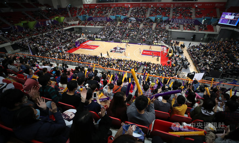 P. LEAGUE+ 聯盟26日在新竹縣立體育館進行例行賽事,這也是新竹街口攻城獅隊在新球季正式展開後的隊史主場首戰,吸引6688人次進場。中央社記者張新偉攝 109年12月26日