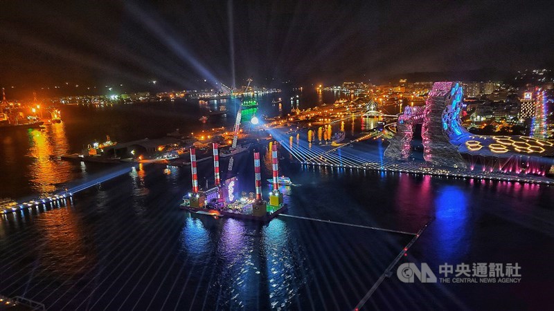 高雄2021跨百光年場地今年移師高雄港灣舉辦,系列活動持續曝光,市府在大港橋兩側打造全台首創「同場跨年三舞台」,當中包含了全台最大海事平台工作船「宏禹一號」化身而成的「海上舞台」。中央社記者董俊志攝 109年12月17日