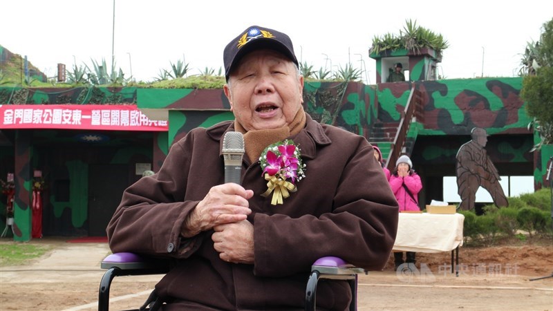 71年前古寧頭戰役發出第一砲的戰車發砲手熊震球25日辭世,享耆壽90歲。熊震球4年前曾出席金門安東一營區開放活動致詞,高喊「我愛金門」。中央社記者黃慧敏攝 109年12月26日