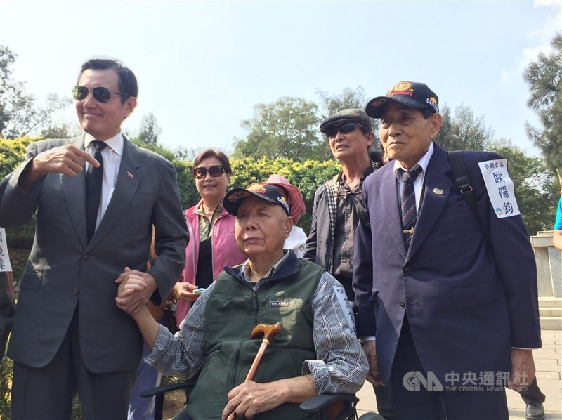 2019年10月25日,前總統馬英九(前左)前往古寧頭戰史館,迎接古寧頭戰役發出第一砲的戰車發砲手熊震球(前中)與當年同車戰友歐陽鈞(前右)等人。(中央社檔案照片)