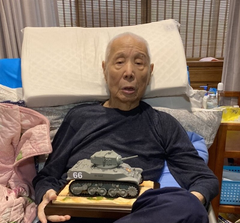 71年前古寧頭戰役發出第一砲的戰車發砲手熊震球25日辭世,金門籍文創業者梁建中一個月前曾將設計的「金門之熊」紀念酒送給熊震球,梁建中說,當時熊震球躺在床上看見戰車酒十分開心,放在自己肚子上,不時端詳。(梁建中提供)中央社記者黃慧敏傳真 109年12月26日