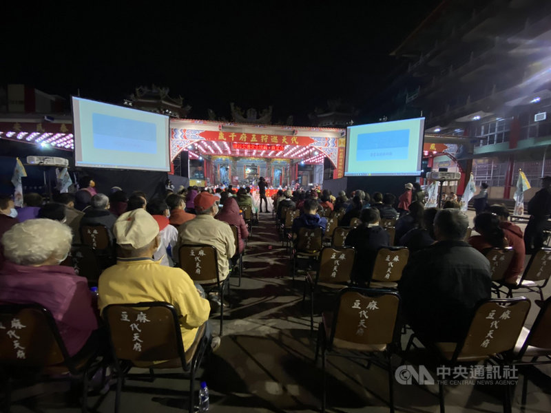 司法院與台南地院日前首次將國民法官模擬法庭搬出戶外,在香火鼎盛的台南麻豆代天府廟前廣場舉辦,希望藉由每一次精心規劃的模擬法庭,讓全體國民都能有機會熟悉法庭運作。(司法院提供)中央社記者林長順傳真 109年12月27日