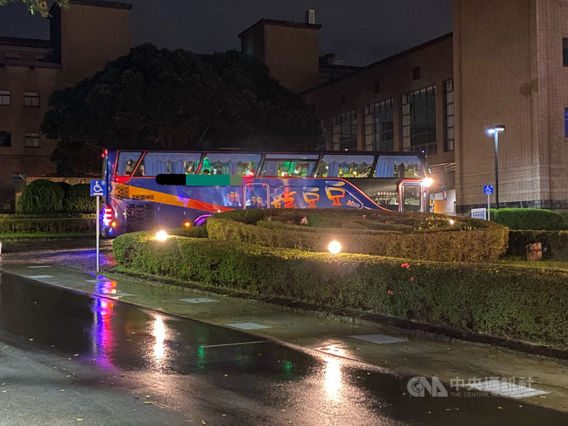 從英國載送114名旅客的華航班機27日下午抵達桃園機場,114名旅客中,4人有症狀現場採檢,另1男發燒送醫。其中第一輛搭載21名旅客的防疫巴士晚間8時許抵達北部檢疫所。中央社記者黃麗芸攝 109年12月27日