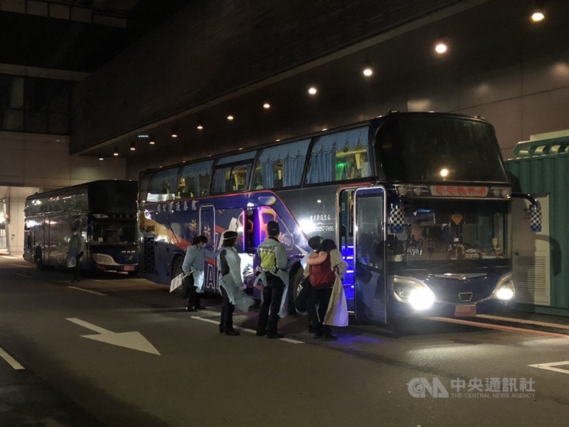 從英國載送114名旅客的華航班機27日下午降落桃園機場,旅客下機後經獨立通道至候機室,分批辦理相關檢查及通關作業,已通關旅客隨後搭乘遊覽車,準備前往集中檢疫所。中央社記者吳睿騏桃園機場攝 109年12月27日