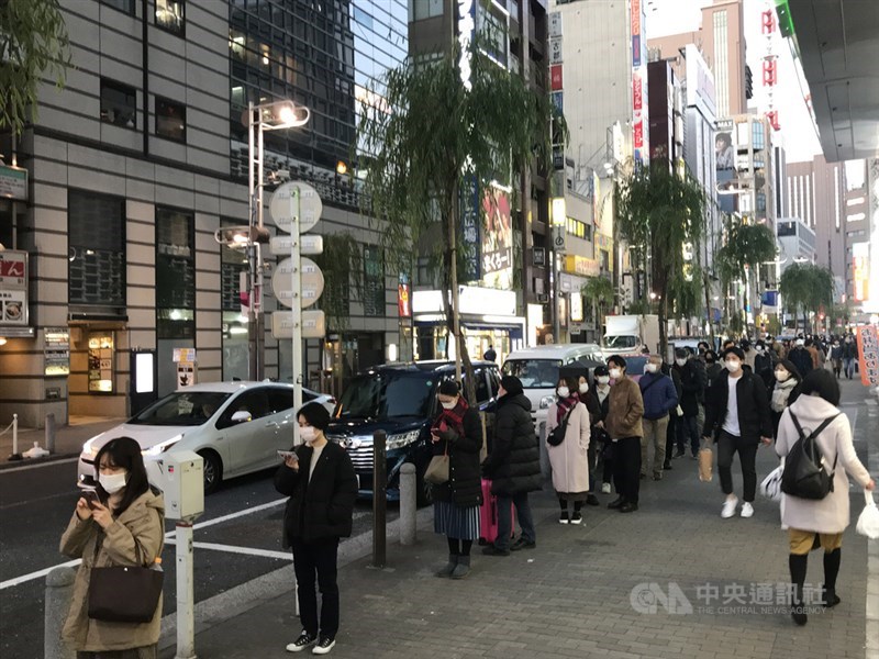 日本武漢肺炎疫情升溫,位於東京新橋的PCR檢查中心26日有大批民眾前來自費檢查,現場大排長龍。中央社記者楊明珠東京攝 109年12月26日