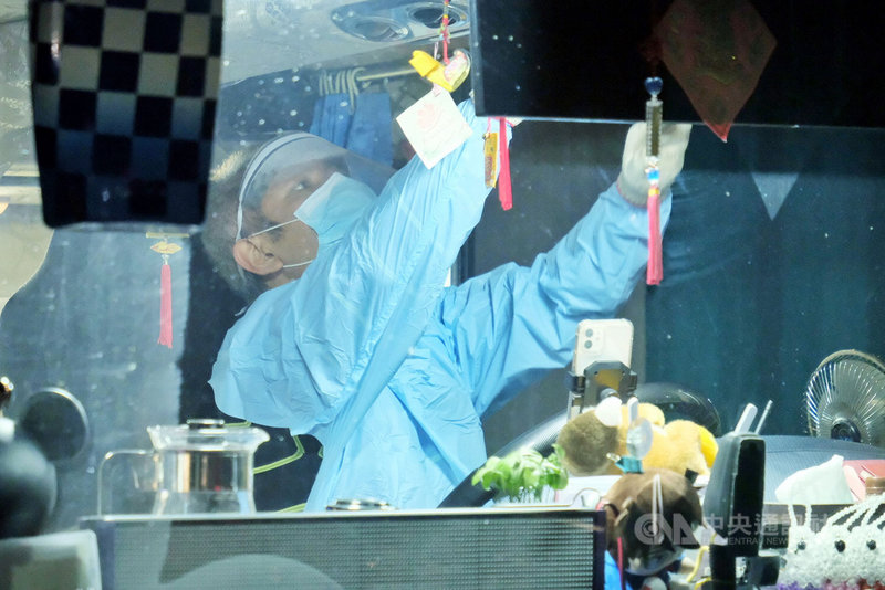 華航英國航班27日抵達桃園機場,除1人因為發燒後送就醫,另外113名旅客搭防疫巴士前往集中檢疫所,巴士司機穿上防護裝備,不敢掉以輕心。中央社記者吳睿騏桃園機場攝 109年12月27日