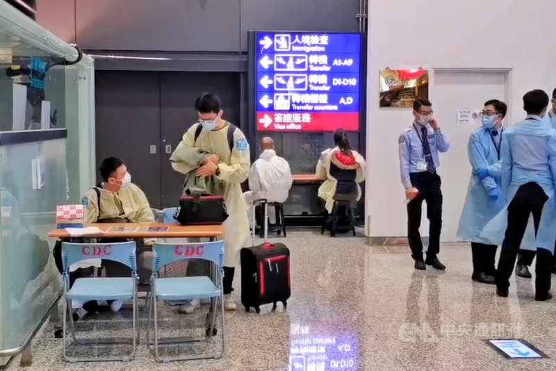 台灣對英國加嚴防疫措施後,首架自英返台班機27日抵達桃園機場,1人因發燒症狀後送就醫,另有4人過去14天曾出現輕微呼吸道症狀,在機場採檢後已與其他旅客坐車前往集中檢疫所。中央社記者吳睿騏桃園機場攝 109年12月27日