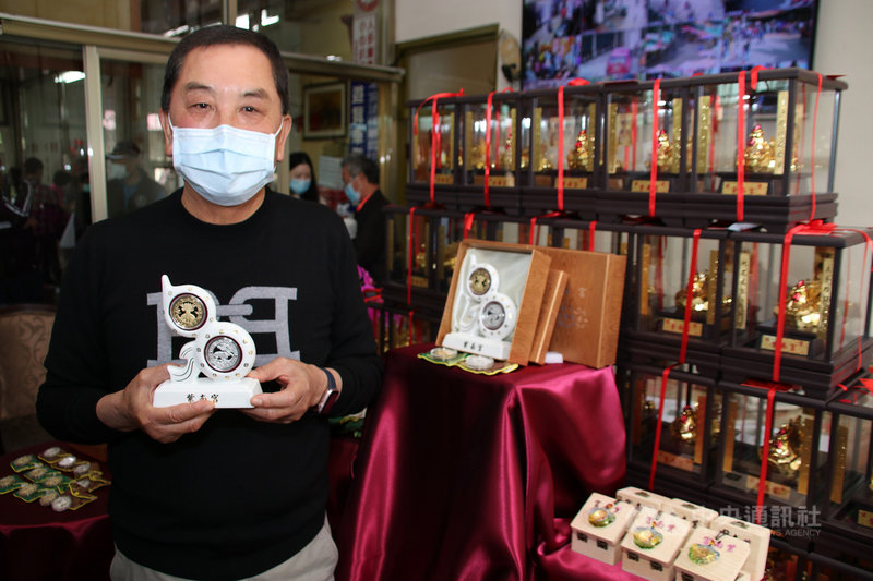 南投縣竹山鎮紫南宮27日發表辛丑牛年錢母，紫南宮主委莊秋安（圖）說，民國110年1月1日發送，當天上午11時前排入隊伍，即可獲一枚牛年銀色錢母，排隊第一名和最後一名，都是拿到一樣的銀錢母。中央社記者蕭博陽南投攝  109年12月27日