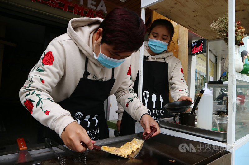 阮清玄(右)和先生阮德良都是留台越生,和許多越生學長姊一樣,在台灣念書時都需打工支付學費,「社會大學」讓他們練就好手藝,兩人返國後在河內開雞排店,還賣台式早餐,有吃得到蔥花的蛋餅。圖攝於23日。中央社記者陳家倫河內攝 109年12月27日