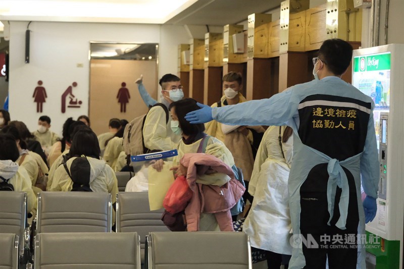 從英國載送114名旅客的華航班機27日下午5時餘抵達桃園機場,機場檢疫人員嚴陣以待,旅客走獨立通道,與其他航班的旅客分流。中央社記者吳睿騏桃園機場攝 109年12月27日