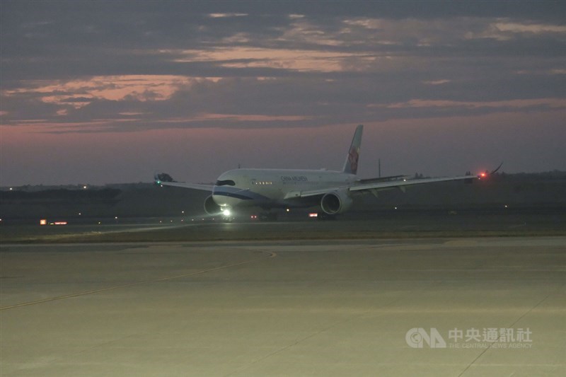 華航一架從英國載送114名旅客的班機27日下午5時餘抵達桃園機場,有症狀者將先在機場個別採檢,有發燒者送醫,其他人則分別送至集中檢疫所進行採檢,檢疫期滿前也會再次採檢。中央社記者吳睿騏桃園機場攝 109年12月27日